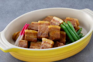 8月のシェフおすすめ一品「沖縄ラフテー風豚の煮込み」