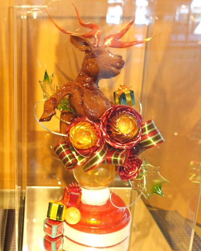 若手パティシエたちがクリスマスケーキ作りの技術や完成度を競い合う、『第65回兵庫県クリスマスケーキコンテスト』でホテルオークラ神戸のパティシエが入賞いたしました。

◇第65回兵庫県クリスマスケーキコンテスト
＜第3部 キャンディーアートの部＞
ワンポイントビューティー賞　宮地 航一郎

ロビーのカフェレストラン カメリア前に26日(日)まで展示しております。
ぜひご覧ください。

#ホテルオークラ神戸#ホテル#神戸#三宮#元町#関西ホテル#ホテル関西#神戸ホテル#ホテル神戸#神戸旅行#神戸観光#ホカンス#クリスマスケーキ#クリスマスケーキコンテスト#キャンディーアート