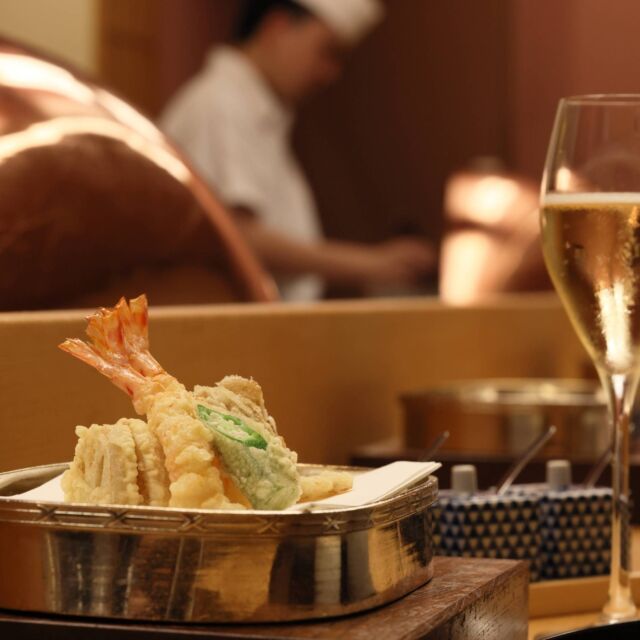 上品な衣を纏わせたあっさり軽い秋の味覚。

日本料理「山里」の玄関から、少し奥へ進むと出会う天ぷら「にしき」。カウンター十席だけの穏やかな和の空間にて、揚げたての天ぷらをお楽しみいただけます。一品一品丁寧に下拵えした食材を、素材の味を引き立てふわっと軽く仕上がる太白胡麻油と、コクのある白絞油をブレンドした中へ。目の前で繰り広げられる美しい職人技を堪能しながら、絶妙な火入れの天ぷらをご賞味ください。季節の味覚を織り交ぜた天ぷら十種と、〆は天丼または天茶からお選びいただけるお得なランチをご用意してお待ちしております。

#ホテルオークラ神戸#ホテル#神戸#三宮#元町#関西ホテル#ホテル関西#神戸ホテル#ホテル神戸#神戸ランチ#三宮ランチ#元町ランチ#和食#和食ランチ#日本料理#天ぷら#天麩羅#天婦羅#天丼#天茶#天ぷら「にしき」#Tempura