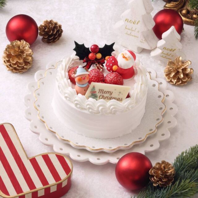 【ご予約受付中】定番のクリスマスケーキ2種

パティシエ特製のかわいいサンタクロースの造形が特徴的。表情や周りのデコレーションアイテムにもこだわっています。

●ホワイトクリスマス
ホテルメイドのスポンジ生地に国産苺、キメ細やかで甘さをおさえた特製の生クリームを合わせました。
クリスマス人気のショートケーキです。
¥6,500 （直径18×高さ5ｃｍ）
¥5,500 （直径15×高さ5ｃｍ）
¥4,500 （直径12×高さ5ｃｍ）

●ブッシュ・ド・ノエル
クリスマスでおなじみの切り株ケーキ。ココアスポンジで、チョコレートクリームや渋皮栗をくるくる巻きました。
¥5,000 （縦18×横9×高さ6.5ｃｍ）

【お渡し場所】
ロビー階 オークラブティック「スーリール」
【お渡し期間】
12月17日（日）〜25日（月） 11:00〜19:00
【ご予約・お問い合わせ 】
ロビー階 カフェレストラン「カメリア」 TEL.078-333-3522　
【ご予約受付】
10月16日（月）〜12月22日（金） 11:00〜21:00
※商品お渡し日の3日前までに、お電話または公式ホームページよりお申し込みください。
※お伺いいたしました内容につきまして、確認のためのお電話をさせていただく場合がございます。
※ケーキのデザインは変更する場合がございます。
※お料理、生菓子は必ずお買い求め当日中にお召し上がりください。

#ホテルオークラ神戸#ホテル#hotel #神戸#kobe #三宮#元町#関西ホテル#ホテル関西#神戸ホテル#ホテル神戸#クリスマス#クリスマス2023#クリスマスケーキ #ホテルスイーツ #ホテルケーキ #ブッシュドノエル #ホワイトクリスマス#チョコレート#チョコレートケーキ #苺 #ショートケーキ#christmas
#hotelokurakobe#christmaseve#xmas#christmas2023#xmas2023
