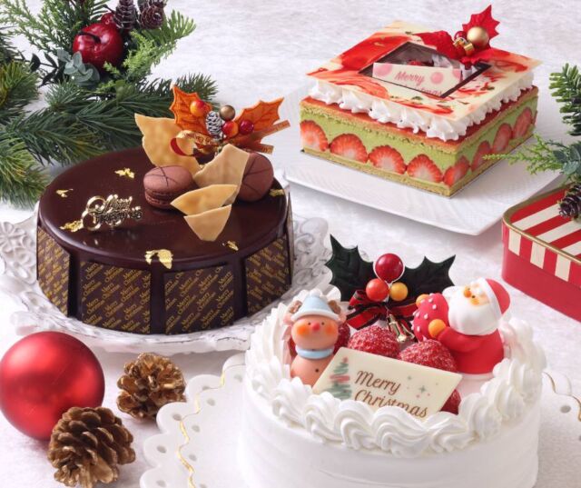 【ご予約受付中】ホテルオークラ神戸のクリスマスケーキ

クリスマスの定番ブッシュ・ド・ノエルをはじめ、ベリーのムースを赤いチョコレートでコーティングしたノエル・ルージュ、まろやかなピスタチオクリームと苺のコントラストが美しいフレジェ・ピスターシュなどパティシエの技が光る特別な味わいをお届けします。

【お渡し場所】 
ロビー階 オークラブティック「スーリール」
【お渡し期間】
12月17日（日）〜25日（月） 11:00〜19:00
【ご予約・お問い合わせ 】
ロビー階 カフェレストラン「カメリア」 TEL.078-333-3522　
【ご予約受付】
10月16日（月）〜12月22日（金） 11:00〜21:00
【ケーキ一覧】
・ホワイトクリスマス ￥6,500（直径 18×高さ 5 ㎝）、￥5,500（直径 15×高さ 5 ㎝）、￥4,500（直径 12×高さ 5 ㎝） 
・ブッシュ・ド・ノエル ￥5,000（縦 18×横 9×高さ 6.5 ㎝） 
・ノエル ルージュ ￥5,000（縦 18×横 9×高さ 7 ㎝） ※限定 50 台 
・ノエル ショコラ ￥6,000（直径 15×高さ 5 ㎝）※限定 50 台 
・フレジェ ピスターシュ ￥6,000（縦 13×横 13×高さ 4.5 ㎝）※限定 50 台
※商品お渡し日の3日前までに、お電話または公式ホームページよりお申し込みください。
※お伺いいたしました内容につきまして、確認のためのお電話をさせていただく場合がございます。
※ケーキのデザインは変更する場合がございます。
※お料理、生菓子は必ずお買い求め当日中にお召し上がりください。

#ホテルオークラ神戸#ホテル#hotel #神戸#kobe #三宮#元町#関西ホテル#ホテル関西#神戸ホテル#ホテル神戸#クリスマス#クリスマス2023#クリスマスケーキ #ホテルスイーツ #ホテルケーキ #ブッシュドノエル #ピスタチオ#ピスタチオスイーツ#チョコレート#チョコレートケーキ #苺 #christmas#ショコラ#ショートケーキ
#hotelokurakobe#christmaseve#xmas#christmas2023#xmas2023