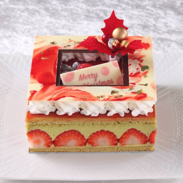 【ご予約受付中】数量限定のクリスマスケーキ3種

パティシエの技が光る、精巧に仕上がったクリスマスケーキ。奥深く絶妙な味わいをお楽しみください。

●フレジェ ピスターシュ
伝統的なフランス菓子を、クリスマスカラーで華やかにアレンジした2023年新作ケーキです。まろやかなピスタチオクリームと甘酸っぱい苺が絶妙なハーモニーを奏でる贅沢な味わいです。
￥6,000（縦 13×横 13×高さ 4.5 ㎝）※限定 50 台

●ノエル ショコラ
香ばしいヘーゼルナッツの生地や味わい豊かなピスタチオのババロアをフランス産濃厚チョコレートのムースで包んだケーキ。
￥6,000（直径 15×高さ 5 ㎝）※限定 50 台

●ノエル ルージュ
ピスタチオムースとベリーのカスタードクリームを、甘酸っぱいベリーのムースで包み込んだ華やかな真紅のクリスマスケーキ。
￥5,000（縦 18×横 9×高さ 7 ㎝） ※限定 50 台

【お渡し場所】
ロビー階 オークラブティック「スーリール」
【お渡し期間】
12月17日（日）〜25日（月） 11:00〜19:00
【ご予約・お問い合わせ 】
ロビー階 カフェレストラン「カメリア」 TEL.078-333-3522　
【ご予約受付】
10月16日（月）〜12月22日（金） 11:00〜21:00
※商品お渡し日の3日前までに、お電話または公式ホームページよりお申し込みください。
※お伺いいたしました内容につきまして、確認のためのお電話をさせていただく場合がございます。
※ケーキのデザインは変更する場合がございます。
※お料理、生菓子は必ずお買い求め当日中にお召し上がりください。

#ホテルオークラ神戸#ホテル#hotel #神戸#kobe #三宮#元町#関西ホテル#ホテル関西#神戸ホテル#ホテル神戸#クリスマス#クリスマス2023#クリスマスケーキ #ホテルスイーツ #ホテルケーキ#チョコレート#チョコレートケーキ#ピスタチオ#ピスタチオスイーツ#ショコラ#苺#ヘーゼルナッツ#christmas
#hotelokurakobe#christmaseve#xmas#christmas2023#xmas2023