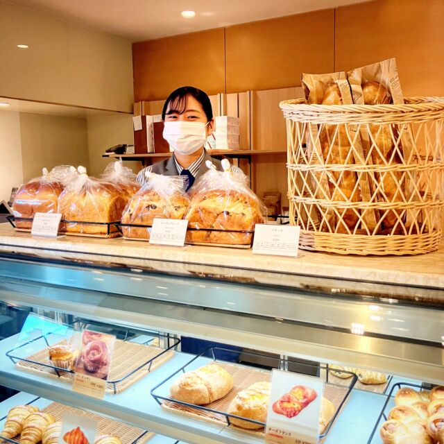 4月12日は #パンの記念日。
ロビー階 カフェレストラン カメリアのテイクアウトコーナーでは、ベーカリーシェフが焼き上げる自家製パンを毎日販売しています。ホテルへお越しの際はぜひお立ち寄りください。

Homemade bread sales corner in the Hotel Okura Kobe
11:00 a.m. - 7:00 p.m.

#ホテルオークラ神戸 #ホテル #神戸 #三宮 #元町 #関西ホテル #ホテル関西 #神戸ホテル #ホテル神戸 #神戸旅行 #神戸観光 #テイクアウト #パン #okurahotels #oneharmony @okura_hotels
