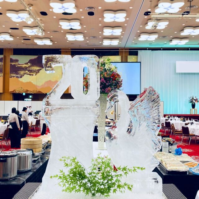 大宴会場「平安」にて

熟練ホテルシェフの職人技をご覧ください。氷を削って作り上げるアイスカーヴィング（#氷彫刻）が、パーティを華やかに盛り上げます。

Ice carving at the main banquet hall

#ホテルオークラ神戸#ホテル#神戸#三宮#元町#関西ホテル#ホテル関西#神戸ホテル#ホテル神戸
#宴会場#大宴会#アイスカービング
#白鳥 #swan #wing #craftmanship #okurahotels #oneharmony @okura_hotels