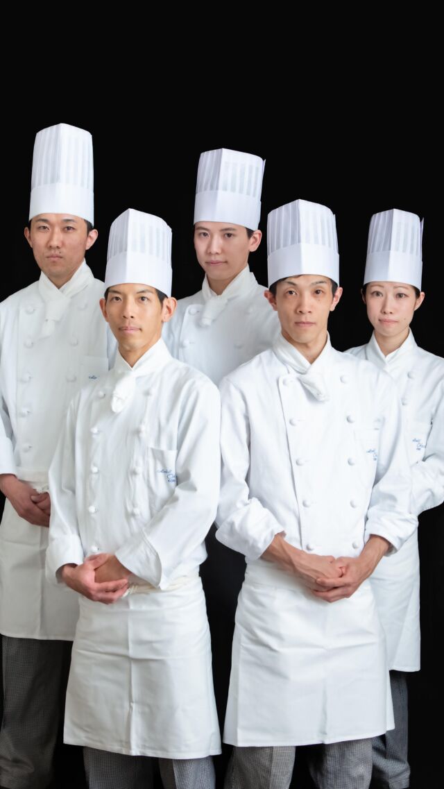 . 
一年を通してお届けしてまいりました
「オークラフレンチの夕べ」第4回の
様子をお届けします。
日本のフランス料理の礎を築いたホテルオークラ。
伝統を継承し､時代に合わせて進化し続ける
オークラフレンチをご体感いただくイベントです。

最終回となる第4回は、
「未来を担う若手シェフ5人の挑戦」をテーマに
開催いたしました。

お越しいただきましたみなさま、
誠にありがとうございました。

2025年度も様々なイベントをご用意しております。
5月10日には､和洋中料理長による饗宴を開催いたします。
和洋中の要素を盛り込んだ一皿を
お届けする一夜限りの特別コースをお楽しみいただけます。
ご予約は､ハイライトのeventよりご確認ください。

#ホテルオークラ神戸#ホテル#神戸#三宮#元町#関西ホテル#ホテル関西#神戸ホテル#ホテル神戸#神戸ランチ#神戸ディナー#三宮ランチ#三宮ディナー#ホテルランチ#ホテルディナー#フレンチ#フランス料理
#okurahotel#oneharmony @okura_hotels