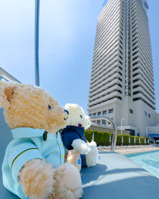.
8月31日まで屋外プールをオープンしております。
本日は、オルタンくんとシアちゃんがみなさまの
安全を見守らせていただきました。

開放的な屋外プールで、ぜひ夏休みの思い出を！
みなさまのお越しをお待ちしております。

ご宿泊者様限定スタンダードプラン
【営業期間】2025年8月31日まで
【営業期間】平日 10:00～17:00
　　　　　　土日祝および8/12～8/15 9:00～17:00
※平日限定で日帰りプランもございます。
※詳しくはホテル公式サイトをご覧ください。

#ホテルオークラ神戸#hotelokurakobe#ホテル関西#関西ホテル#ホテル神戸#神戸ホテル#神戸観光#神戸旅行#ホカンス#ラグジュアリーホテル#夏休み#夏#プール#okurahotels#oneharmony @okura_hotels