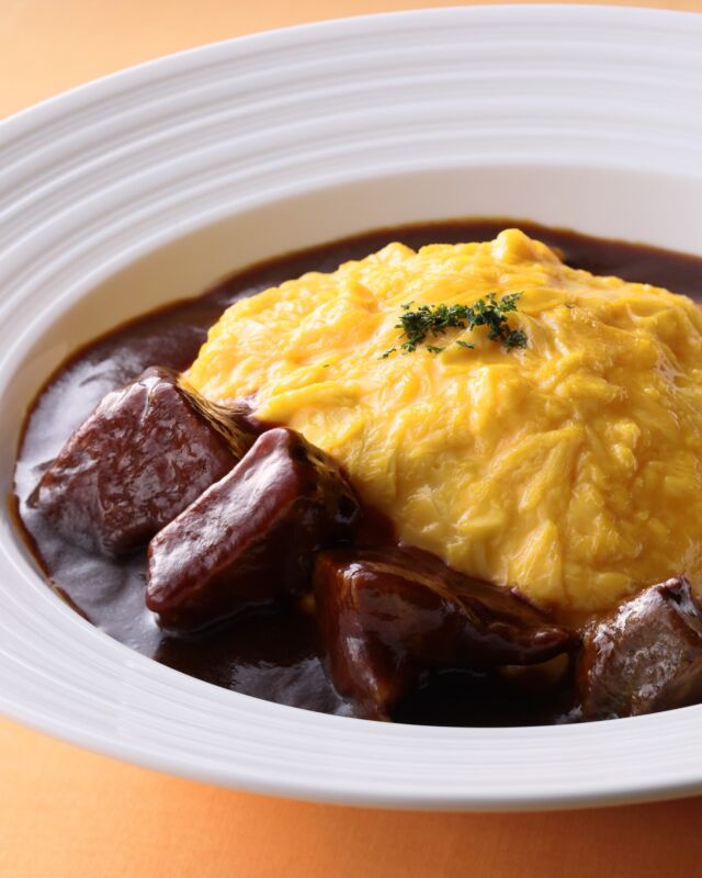.
期間限定で復活！
神戸ビーフの赤ワイン煮込みオムライス

昨年カフェレストラン「カメリア」にて
ご好評いただいたオムライス。
たくさんのリクエストをいただき、
期間限定で今年もご提供いたします。
神戸ビーフを赤ワインでじっくりと煮込んだソースの
とろとろオムライスをぜひご堪能ください。

【期間】2025年8月31日まで
【場所】カフェレストラン「カメリア」
【料金】お一人様￥3,500

#ホテルオークラ神戸#hotelokurakobe#ホテル関西#関西ホテル#ホテル神戸#神戸ホテル#神戸観光#神戸旅行#ホカンス#ラグジュアリーホテル#神戸カフェ#神戸ランチ#三宮カフェ#三宮ランチ#オムライス#神戸洋食#okurahotels#oneharmony @okura_hotels