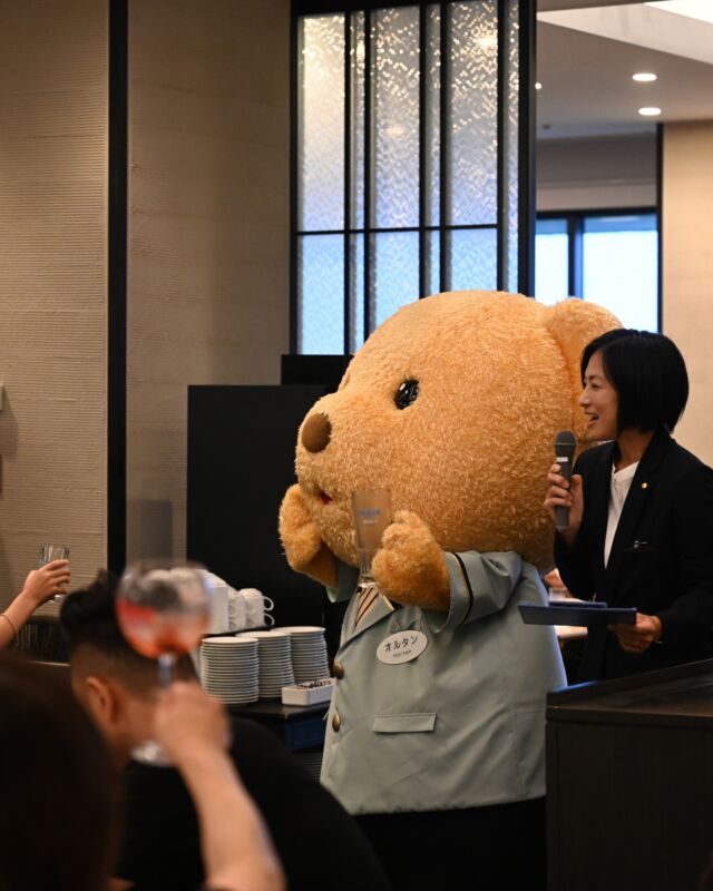 .
『夏のプレミアムディナーブッフェ』
8月31日(日)はホテルマスコットベアの
オルタンが登場します！

暑い日が続いておりますが、いかがお過ごしでしょうか。

神戸港を見渡す涼しい店内で、本格ホテルグルメと
冷たい飲み物をお楽しみになられませんか。
夏休み終盤の8月31日(日)はオルタンがブッフェご利用の
みなさまにごあいさついたします！
お子様にはおもちゃのプレゼントもございますので、
ぜひご家族みなさまでお越しください。

『夏のプレミアムディナーブッフェ』オルタンDay
【日時】2025年8月31日(日)
【場所】3階 ブッフェレストラン「Ariake-有明-」
【料金】大人￥7,000　小学生￥3,000　幼児￥1,500円
　　　　※3歳以下無料　
　　　　※飲み放題オプション お一人様￥2,500
【時間】17:30～21:00（最終入店19:30）
※オルタンの登場は18:00頃と20:00頃を予定しております

#ホテルオークラ神戸#hotelokurakobe#ホテル関西#関西ホテル#ホテル神戸#神戸ホテル#神戸観光#神戸旅行#ホカンス#ラグジュアリーホテル#神戸ディナー#三宮ディナー#ビアガーデン#神戸ビアガーデン#三宮ビアガーデン#okurahotels#oneharmony @okura_hotels