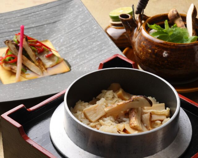 .
秋の味覚の王者「松茸」を贅沢に味わう松茸会席

松茸の旨みを凝縮した土瓶蒸し、
松茸の歯ごたえと香りをそのまま楽しめる天ぷら、
米粒一つひとつに味と香りが染み渡る松茸ご飯など、
秋の深まりを感じる贅沢な味わいをご堪能いただけます。

【期間】2025年年9月1日(月)～10月31日(金)
【場所】日本料理「山里」
【料金】お一人様￥23,000
※9月と10月でメニュー内容は異なります

#ホテルオークラ神戸
#hotelokurakobe

#ホテル関西#関西ホテル#ホテル神戸#神戸ホテル#神戸観光#神戸旅行#ホカンス#ラグジュアリーホテル#神戸ランチ#三宮ランチ#神戸ディナー#三宮ディナー#和食#神戸和食#松茸#秋の味覚#okurahotels#oneharmony @okura_hotels