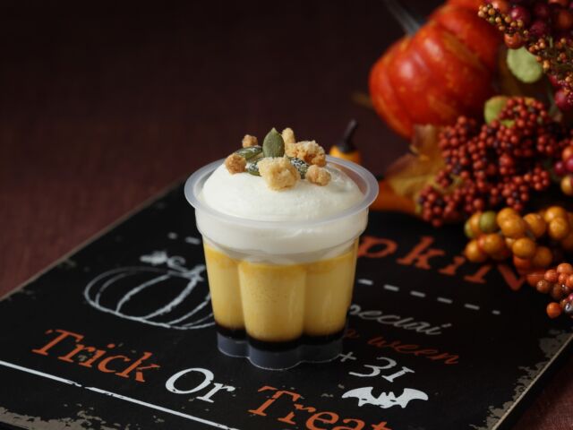 .
ハロウィン限定「かぼちゃプリン」

濃厚なかぼちゃのプリン。仕上げにたっぷりの
生クリームとクランチ、かぼちゃの種をあしらいました。

【期間】2025年10月1日(水)～10月31日(金)
【場所】ロビー階  カフェレストラン「カメリア」
【料金】￥600（税込）
※イートインの場合は料金が異なります

#ホテルオークラ神戸#hotelokurakobe#ホテル関西#関西ホテル#ホテル神戸#神戸ホテル#神戸観光#神戸旅行#ホカンス#ラグジュアリーホテル#神戸カフェ#三宮カフェ#神戸ケーキ#三宮ケーキ#プリン#スイーツ#okurahotels#oneharmony @okura_hotels