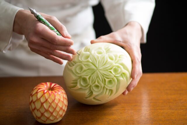 .
10名様限定！『フルーツカービング教室』

クリスマスや新年の食卓を華やかに彩る野菜や果物の
飾り切りを体験いただくイベントを開催いたします。

シェフがハネジューメロンにデザインを彫り込む
カービングの手法の伝授とデモンストレーションを行い、
参加者の方には専用の道具を用い、カービングの工程を
実際に体験いただきます。終了時にはシェフが用意する
ケーキをお楽しみください。

【開催日】2025年11月22日(土)
【時間】13:30～16:00 (受付13:00～)
【場所】1 階 宴会場「Icho-銀杏-」
【料金】One Harmony 会員様 ¥7,500／一般 ¥8,500
【お問い合わせ】TEL.078-333-3503 (平日 9:30～18:00)

※ご予約は公式HPより承ります
※中学生以上の方のみ対象
※料金には、材料費(カービングナイフ含)、ケーキセット、
サービス料・消費税が含まれております。