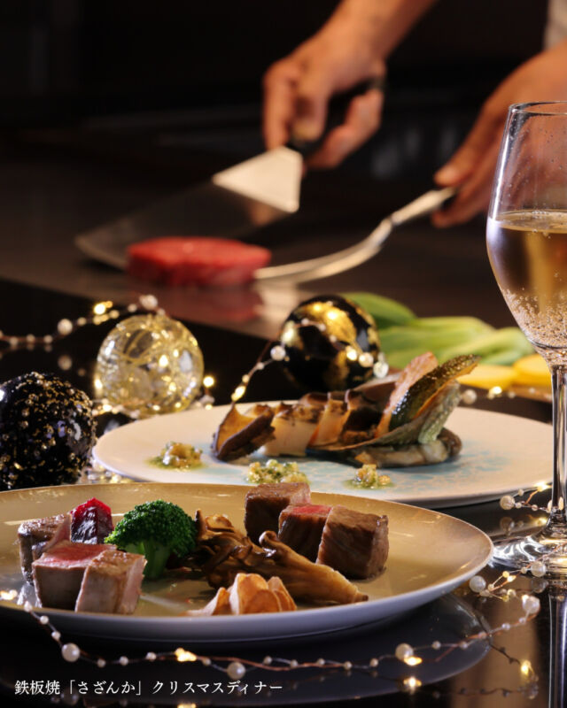 .
【ご予約受付中！】
クリスマスシーンを盛り上げる特別ディナー

華やかなホリデーシーズンをより楽しんでいただけるよう
今年も各レストランシェフが腕を振るうクリスマス特別
ディナーをご用意します。
-----------------------------------------------------
【鉄板焼「さざんか」】
〇クリスマスディナー　￥30,000
目の前に神戸の海の景色が広がる最上階のレストランで、
オマール海老や鮑、黒毛和牛など鉄板焼ならではの
豪華食材をご堪能ください。

【カフェレストラン「カメリア」】
〇クリスマスディナー　￥15,000
シェフ厳選の旬の食材を盛り込んだ優雅なフルコースを
ご用意。神戸港を望む開放的な空間で、心華やぐディナー
をお楽しみください。

〇クリスマスアフタヌーンティー　￥4,500
旬の味覚を集めたアミューズ、一口サイズが嬉しい伝統の
フレンチトースト、パティシエ特製スイーツをクリスマス
仕様でお届け。特別な午後のひとときを。

【ブッフェレストラン「Ariake-有明-」】
〇クリスマスディナーブッフェ　
大人￥10,000　小学生￥5,000　幼児￥2,000　3歳以下無料
ホテル伝統のローストビーフ、ローストチキンやクリスマス
デザートなど、40種以上のシェフ特製メニューをご用意。

【「メインバー エメラルド」】
〇クリスマスカラー　￥2,900
クリスマスカラーでお作りする特別なカクテルを
ぜひお楽しみください。
-----------------------------------------------------
詳細はホテル公式HPをご確認ください。