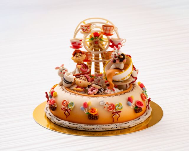 .
日本最大の洋菓子コンテスト
「2025ジャパン・ケーキショー東京/ジュニア部門」に
おいて、ホテルオークラ神戸のパティシエ 鈴木が銅賞を
受賞いたしました。(121名中12位)
作品のテーマは「お菓子の遊園地」。
かわいらしい動物や女の子がカラフルなお菓子に
囲まれて遊んでいます。表情ひとつにまでこだわった
作品です。ロビー階のカフェレストラン「カメリア」にて
展示しておりますので、ご来館の際はぜひご覧ください。