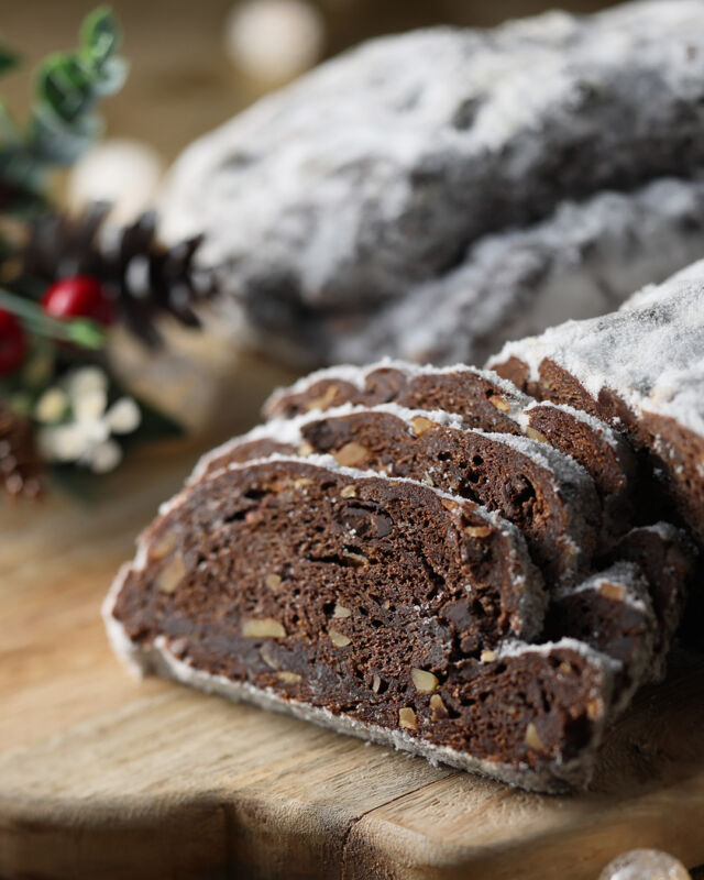 .
クリスマスのお楽しみの一つ
「シュトーレン」の販売を開始いたしました。

ドイツのドレスデン発祥とされており、クリスマスを待つまでの期間に少しづつスライスして楽しむお菓子です。

【クリスト シュトーレン】¥3,600（税・サービス料込）
ドイツ発祥の「クリスマスのパン」。ラム酒漬けのレーズン、オレンジピール、いちじく、胡桃が入った発酵菓子。

【シュトーレン ノワール】¥3,600（税・サービス料込）
フランス産のチョコレート、ローストしたアーモンド、オレンジピールをココアベースの生地に練り込んだショコラバージョンのシュトーレン。

カフェレストラン「カメリア」
販売期間：12月1日(月)～25日(木)
販売時間：11:00～21:00（当日分の完売で販売終了）

#ホテルオークラ神戸#hotelokurakobe#ホテル関西#関西ホテル#ホテル神戸#神戸ホテル#神戸観光#神戸旅行#ホカンス#ラグジュアリーホテル#クリスマス2025#神戸クリスマス#クリスマス#Christmas#シュトーレン#クリストシュトーレン#シュトーレンノワール#カメリア#カフェレストランカメリア#神戸デート#神戸バー#神戸ディナー#神戸アフタヌーンティー#okurahotels#oneharmony @okura_hotels