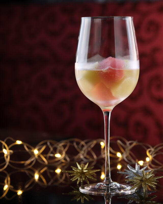 .
｢メインバー エメラルド｣のクリスマス限定カクテル
～クリスマスカラー～

苺･メロン･りんごのシャーベットに
シャンパンを注いだ華やかな一杯です。
クリスマスの特別なひとときにぜひご賞味ください。

【期間】 2025年12月19日(金)～25日(木)まで
【場所】｢メインバー エメラルド｣
【料金】￥2,900

#ホテルオークラ神戸#hotelokurakobe#ホテル関西#関西ホテル#ホテル神戸#神戸ホテル#神戸観光#神戸旅行#ホカンス#ラグジュアリーホテル#クリスマス#クリスマスカクテル#神戸バー#三宮バー#フルーツカクテル#カクテル#okurahotels#oneharmony @okura_hotels