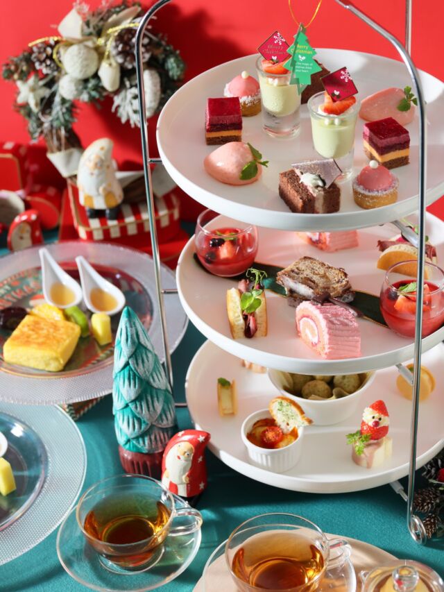 .
華やかな装いのクリスマスアフタヌーンティー

12月よりカフェレストラン「カメリア」では、
苺とチョコレートをふんだんに使ったクリスマス限定
アフタヌーンティーをご提供いたします。
セイボリーからスイーツまでクリスマスをイメージした
かわいらしいメニューが勢揃い。伝統のフレンチトースト
と自家製フルーツティーとともにお楽しみください。

【期間】 2025年12月1日(月)～25日(木)まで
【場所】カフェレストラン「カメリア」
【料金】￥4,500
※前日17:00までにご予約をお願いいたします。

#ホテルオークラ神戸#hotelokurakobe#ホテル関西#関西ホテル#ホテル神戸#神戸ホテル#神戸観光#神戸旅行#ホカンス#ラグジュアリーホテル#神戸カフェ#三宮カフェ#ホテルアフタヌーンティー#神戸アフタヌーンティー#三宮アフタヌーンティー#神戸ランチ#三宮ランチ#クリスマス#クリスマスアフタヌーンティー#okurahotels#oneharmony @okura_hotels