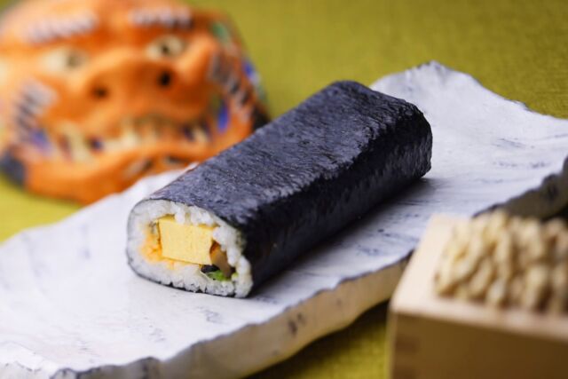 .
今年の恵方は南南東！
【2月3日】日本料理｢山里｣の恵方巻

節分の夜、恵方に向かって無言で巻き寿しを
丸かぶりすると、その年は幸運が家庭に廻ってくると
伝えられています。ぜひホテルオークラ神戸の恵方巻を
ご賞味ください。

【販売日】 2026年2月3日(火) 11:00～19:00
※お申込受付は1月27日(火)まで
【お渡し場所】日本料理｢山里｣
【料金】￥2,200
【お問い合わせ】TEL.078-333-3527

#ホテルオークラ神戸#hotelokurakobe#ホテル関西#関西ホテル#ホテル神戸#神戸ホテル#神戸観光#神戸旅行#ホカンス#ラグジュアリーホテル#恵方巻#恵方巻2026#節分#寿し#寿司#巻き寿司#巻き寿し#okurahotels#oneharmony @okura_hotels