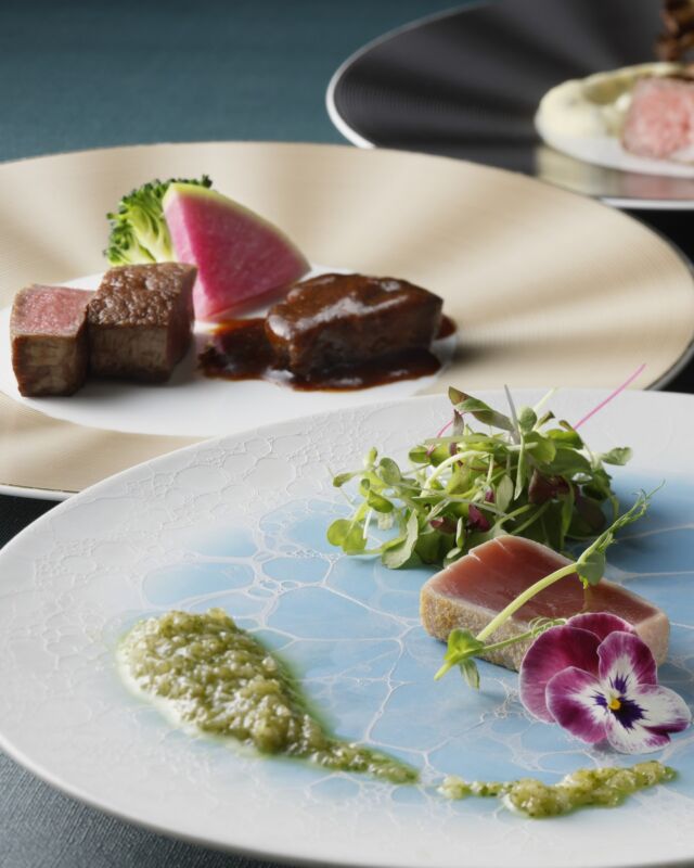 .
鉄板焼｢さざんか｣　神戸ビーフ×フレンチディナー

鉄板焼とフランス料理の融合をテーマにした
特別ディナーをお届け。
特選黒毛和牛と神戸牛の食べ比べもお楽しみに。
ホテル最上階からの景色とともに
贅沢なひとときをお過ごしください。

【期間】2026年2月1日(日)～28日(土)まで
【場所】鉄板焼｢さざんか｣
【料金】￥30,000(税･サービス料込)

#ホテルオークラ神戸#hotelokurakobe#ホテル関西#関西ホテル#ホテル神戸#神戸ホテル#神戸観光#神戸旅行#ホカンス#ラグジュアリーホテル#神戸牛#神戸ビーフ#神戸ディナー#三宮ディナー#okurahotels#oneharmony @okura_hotels