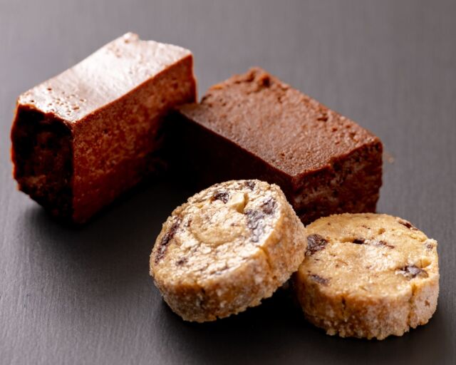 .
神戸市全域で展開するイベント｢KOBEチョコナイト｣に
ホテルオークラ神戸も参画します。
------------------------------------------------------
｢チョコの街KOBE･KOBEチョコナイト｣は、
会場神戸市全域で、チョコレートそのものはもちろん、
衣食住・有形無形の様々なチョコ体験できる街神戸の
新しい様相を共創するプロジェクトです。
チョコをテーマに活動する事業者が集い、
神戸のチョコレートとチョコ関連情報を届けます。
@kobethecityofchocolate
------------------------------------------------------

ホテルオークラ神戸では｢メインバー エメラルド｣にて
チョコレートスイーツをご提供します。
お酒に合う大人の味わいをパティシエが考案。

バターの配合を低くし､オリーブオイルを
加えることでよりチョコレートの風味をしっかり
引き立たせたテリーヌショコラ、
アーモンド､カカオニブ､岩塩､チョコレートをたっぷりと
生地に練り込み焼き上げましたサブレショコラの
2種類をご用意します。ぜひご賞味ください。

【期間】 2026年2月28日(土)まで
【場所】｢メインバー エメラルド｣
【料金】￥850（2種セット）

#ホテルオークラ神戸
#チョコの街KOBE
#KOBEチョコナイト
#okurahotels#oneharmony @okura_hotels