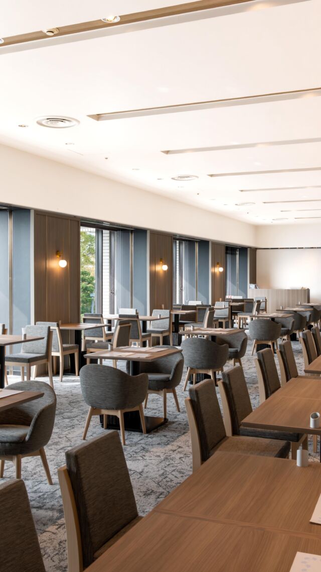 .
2月20日
カジュアルダイニング｢カメリア｣がリニューアル
オープンいたしました。料理長のこだわりを味わう、
新たなダイニング体験を提供いたします。

空間は､モノトーンを基調にグレージュの木目と
ゴールドをアクセントとした､落ち着きと気品を
感じさせるダイニングにリニューアル。
エントランスの壁面には自然石調の粗面タイルを使用し、
ゴールドのアクセントをつけることで洗練された印象を
演出します。ぜひ､みなさまのご来店をお待ちしております。

#ホテルオークラ神戸#hotelokurakobe#ホテル関西#関西ホテル#ホテル神戸神戸ホテル神戸観光神戸旅行ホカンスラグジュアリーホテルカメリアカジュアルダイニングリニューアルオープンokurahotelsoneharmony @okura_hotels