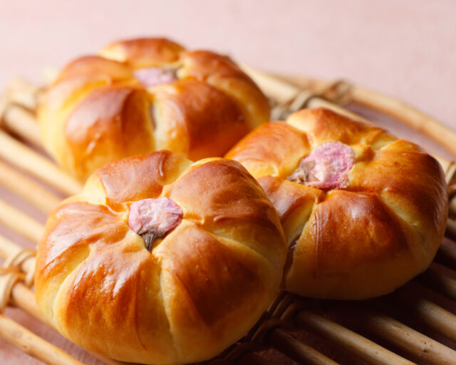 .
季節の風味を味わう春限定テイクアウトブレッド

〈桜あんぱん〉(写真1枚目)
ほのかに香る桜味。優しい甘さに仕上げたパンです。
￥340(税込)

〈フレーズショコラブラン〉(写真2枚目)
ミルク風味と苺風味の2種類の生地にドライストロベリーと
ホワイトチョコレートを巻いて焼き上げました。
￥420(税込)

〈苺メロンパン〉(写真3枚目)
苺風味の生地に､苺のクッキー生地､苺シュガーを
あわせて焼き上げた苺づくしのメロンパンです。
￥340(税込)

【期間】2026年4月30日(木)まで
【場所】カジュアルダイニング｢カメリア｣　

#ホテルオークラ神戸#hotelokurakobe#ホテル関西#関西ホテル#ホテル神戸#神戸ホテル#神戸観光#神戸旅行#ホカンス#ラグジュアリーホテル#神戸パン#三宮パン#okurahotels#oneharmony @okura_hotels