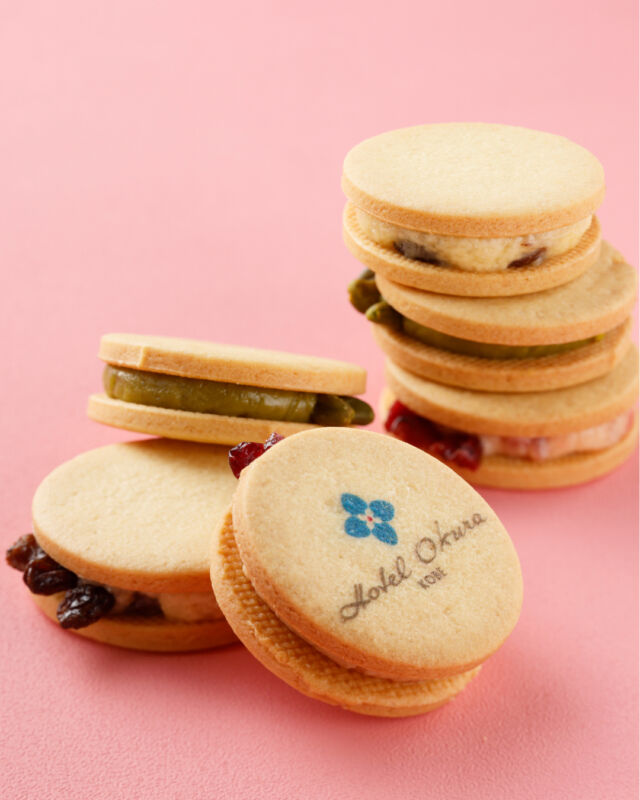 .
カジュアルダイニング｢カメリア｣
オリジナルバターサンドを
テイクアウトで販売しております。

しっとりとした食感のクッキーと
なめらかで濃厚なバタークリームは
全てホテルオークラ神戸の自家製です。
レーズン・ピスタチオ・苺3種の味わいを一箱に。
クッキーにはホテルのロゴをプリントしており
お土産にもおすすめです。

カメリアリニューアルを記念して料理長が開発した
特別なバターサンドをぜひご賞味ください。

【場所】カジュアルダイニング｢カメリア」
【料金】￥1,500(税込)　※3種セット
【お問い合わせ】TEL.078-333-3522

#ホテルオークラ神戸#hotelokurakobe#ホテル関西#関西ホテル#ホテル神戸#神戸ホテル#神戸観光#神戸旅行#ホカンス#ラグジュアリーホテル#レーズンバターサンド#バターサンド#神戸カフェ#三宮カフェ#神戸スイーツ#三宮スイーツ#okurahotels#oneharmony @okura_hotels