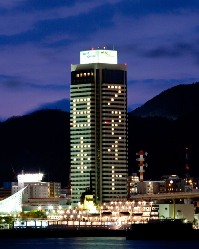 .
2011年3月11日 東日本大震災

東北地方を中心に未曾有の被害を
もたらした大震災から15年。

写真は､震災発生1ヶ月後の2011年4月に
神戸から被災地へ送った応援メッセージです。

1995年の阪神淡路大震災の際､震災の被害に途方にくれて
いた人々を励ますエールとして灯したライトアップを
東日本大震災の被災地へ2011年､再び届けました。
阪神淡路大震災から復興を果たした神戸の
元気な姿と励ましのエールを届けることで、
被災地の人々に勇気と希望を少しでも感じて
いただければと当時のスタッフが願いを込めました。

震災から15年が経ちますが､
震災により犠牲となられたすべての方々に
改めて追悼の意を表するとともに、
被災地域の復興と被災された方々の
ご健勝を心よりお祈り申し上げます。

#東日本大震災
#ホテルオークラ神戸