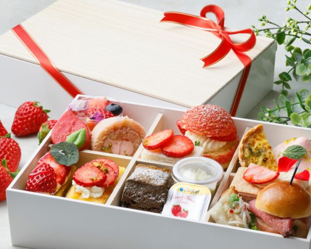 .
ホテルメイドのアフタヌーンティーを
テイクアウトスタイルでご用意しました。
目にも華やかな苺づくしのセイボリーとスイーツを
ぜひご家庭でお楽しみください。
お花見などピクニックにもおすすめです。

【場所】カジュアルダイニング｢カメリア」
【料金】￥3,800(税込)
※前日17:00までにご予約をお願いいたします。
【ご予約】TEL.078-333-3522

#ホテルオークラ神戸#hotelokurakobe#ホテル関西#関西ホテル#ホテル神戸#神戸ホテル#神戸観光#神戸旅行#ホカンス#ラグジュアリーホテル#アフタヌーンティー#神戸アフタヌーンティー#okurahotels#oneharmony @okura_hotels