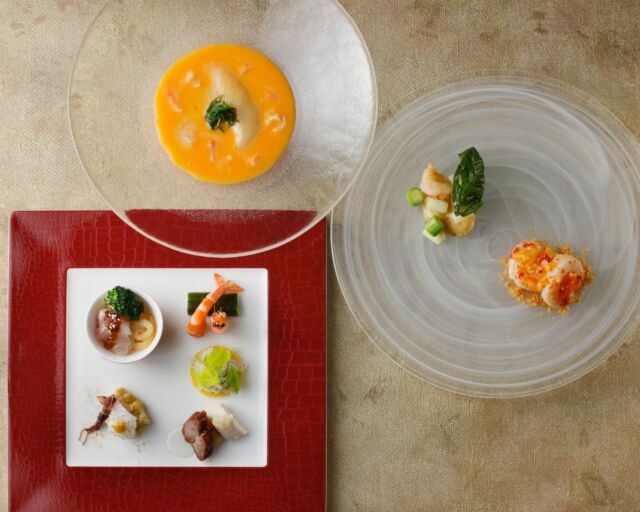 .
中国料理｢桃花林｣　料理長おすすめディナー

料理長が自信を持っておすすめする
特別なメニューを揃えたディナーコース。
4～5月は､蛤となまこの中国風卵蒸しや、
大海老と帆立貝の二種調理法 盛り合わせなどご用意。
素材の質と熟練の技術が生み出す美味をお届けします。

【期間】通年 ※メニューは時期によって異なります
【場所】中国料理｢桃花林｣　
【料金】￥20,000(税･サービス料込)

#ホテルオークラ神戸#hotelokurakobe#ホテル関西#関西ホテル#ホテル神戸#神戸ホテル#神戸観光#神戸旅行#ホカンス#ラグジュアリーホテル#神戸ディナー#三宮ディナー#中国料理#okurahotels#oneharmony @okura_hotels