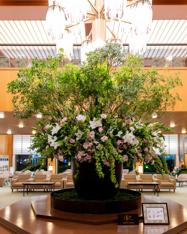 .
今月のロビーは､新緑の清々しさと春色の花々が
心安らぐ空間を演出します。
優雅に咲き誇る八重のオリエンタルユリが、
皆さまを華やかにお迎えいたします。

This month, our lobby is transformed into a serene sanctuary, blending the freshness of new greenery with the soft hues of spring. The elegant presence of double-petaled Oriental lilies welcomes you with a touch of sophisticated splendor.

#ホテルオークラ神戸#hotelokurakobe#ホテル関西#関西ホテル#ホテル神戸#神戸ホテル#神戸観光#神戸旅行#ホカンス#ラグジュアリーホテル#百合の花#オリエンタルユリ#lLilyFlower#OrientalLily#春#Spring#FreshGreenLeaves#新緑#お花#装花#春#okurahotels#oneharmony @okura_hotels