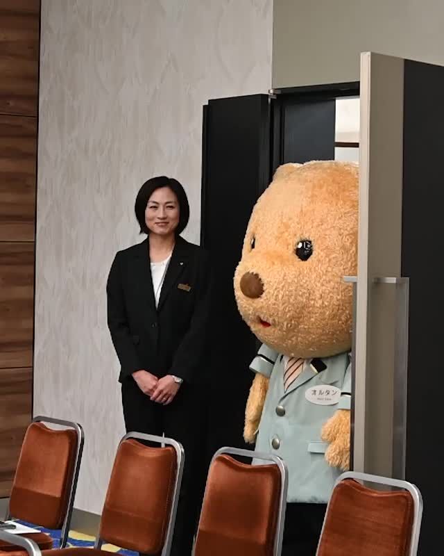 .
2026年4月1日に43名の新入社員が入社いたしました。

新入社員研修では､ベルキャプテン オルタンが登場し、
先輩社員として挨拶いたしました。

新入社員は研修を終え､いよいろ明日現場配属されます。
新たな仲間とともに､みなさまをお待ちしております。

#ホテルオークラ神戸#hotelokurakobe#ホテル関西#関西ホテル#ホテル神戸#神戸ホテル#神戸観光#神戸旅行#ホカンス#ラグジュアリーホテル#オルタン#マスコット#マスコットベア#新入社員#新入社員研修#研修#okurahotels#oneharmony @okura_hotels