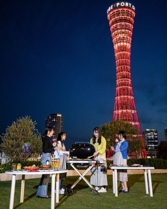 .
神戸の夜景とともに楽しむワンランク上の屋外BBQ
『ルーフガーデン バーベキュー』

国産牛リブロースや新鮮な魚介を贅沢に。
人気の揚げ物やピラフ、デザートまで堪能いただけます。

なお､5/7～6/30はお得な前売り券を販売します。
ご家族やご友人､お仲間と楽しい夏のひとときを。

【期間】2026年8月1日(土)～9月23日(水･祝)
【場所】3階 屋外スペース｢ルーフガーデン｣
【時間】18:00～ または 18:30～（120分制）
【料金】お一人様￥8,500（料理のみ）
〈アルコール飲み放題オプション〉お一人様￥2,500
〈ソフトドリンク飲み放題オプション〉お一人様￥1,500
【ご予約】TEL.078-333-4225

#ホテルオークラ神戸#バーベキュー#BBQ