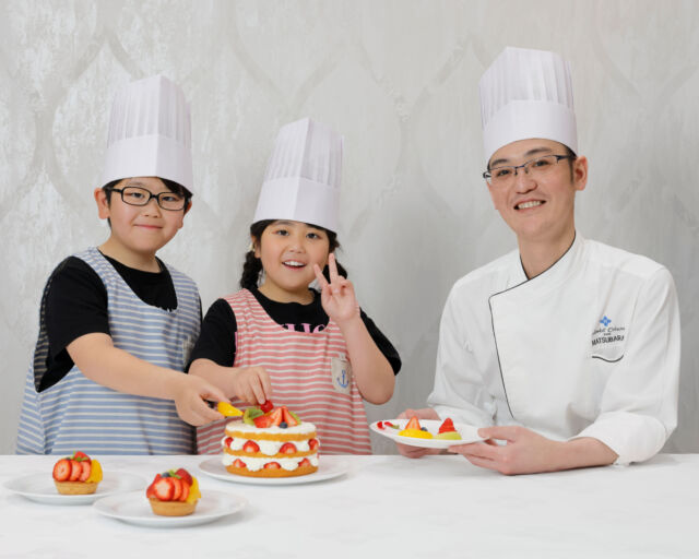 .
7月25日(土)･8月1日(土)
｢親子で挑戦！パティシエ体験教室｣を開催いたします。

パティシエが家庭用にアレンジしたショートケーキの
作り方の紹介とデモンストレーションを行います。

参加者のみなさまにはスポンジとクリーム､
苺を重ねる工程と､仕上げのフルーツの盛りつけを
体験いただきます。終了時にはキッズシェフ認定証の
プレゼントやパティシエ特製ケーキのサービスもあり､
制作したショートケーキは全てお持ち帰りいただけます。
夏休みの思い出づくりや自由研究にお役立てください。

【開催日】2026年7月25日(土)･8月1日(土)
【時間】14:00～16:00(受付 13:30～)
【場所】1階 宴会場｢Crystal-クリスタル-｣
※会場は変更になる場合がございます。
【料金】一般/お子様(小学生)￥6,500　大人￥8,500
One Harmony会員様/お子様(小学生) ￥6,000　大人￥8,000
【ご予約】 TEL.078-333-3503(平日 9:30～18:00)
詳細はホテル公式HPをご覧ください。

#ホテルオークラ神戸#パティシエ教室#お菓子作り教室#夏休み#自由研究