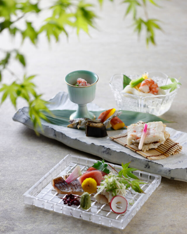 .
瀬戸内の山海をはじめ兵庫県産や地のものを中心とした
豪華食材を使用した日本料理｢山里｣の白鷺会席。
繊細な職人技で仕上げる品々を存分にご堪能ください。

【期間】通年 ※メニューは月によって異なります
【場所】日本料理｢山里｣　
【料金】￥16,000(税･サービス料込)

#ホテルオークラ神戸#日本料理#和食
#神戸ディナー#会席料理
