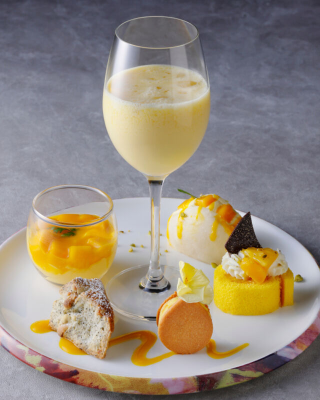 .
「メインバー エメラルド」
Sweets cocktail plate～マンゴー～

一皿に色鮮やかなスイーツとカクテルを。
見た目にもかわいらしい新感覚のカクテルプレートを
お届けします。7月はマンゴーがテーマです。

【期間】2026年7月31日(金)まで
【時間】16:30～23:00 (L.O. 22:00)
【場所】ロビー階　「メインバー エメラルド」
【料金】￥3,900(税･サービス料込)
【ご予約】TEL.078-333-3524

#ホテルオークラ神戸
#神戸バー
#三宮バー