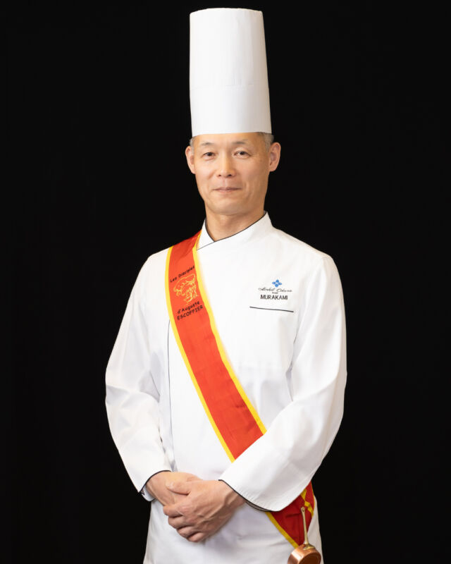 .
2026年7月1日付で､ホテルオークラ神戸 総料理長に
村上 文啓が就任いたしました。

【村上より､みなさまへメッセージ】
ホテルオークラ神戸の伝統を継承し､
兵庫五国が誇る豊かな食材の魅了を
最大限に引き出すとともに､
四季折々を感じていただける料理を提供いたします。
また､「食のオークラ」､「オークラフレンチ」を礎に､
時代に寄り添った料理を追求し､お客様に新たな感動を
お届けできるよう精進してまいります。

#ホテルオークラ神戸
#総料理長