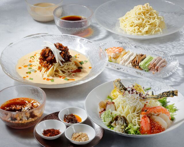 .
桃花林特製 冷麺

桃花林 夏の風物詩が今年も登場。
リピーターも多い｢五目入り冷麺｣、
8種の海鮮を味わえる｢海の幸入り冷麺｣、
ピリッと旨辛がおいしい｢冷やし担々麺｣の
3種をご用意しております。

【期間】2026年8月31日(月)まで
【場所】中国料理｢桃花林｣　
【料金】￥2,600～(税･サービス料込)

#ホテルオークラ神戸
#冷麺
#担々麵
#夏グルメ