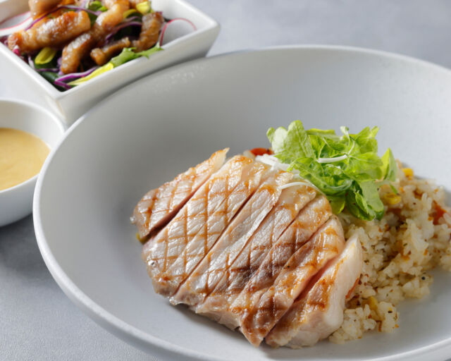 .
【兵庫の魅力を発信】兵庫グルメフェア
各レストランのひと皿で巡る「兵庫県食材」の奥深さ。

兵庫県食材を使用したメニューをご提供する
グルメフェアを4回にわたって開催いたします。
第1回は「三田ポーク」。兵庫県三田市の広大な自然が
育んだ高品質なブランド豚はジューシーな柔らかさと
上品な甘みが特徴です。

【期間】2026年8月1日(土)～31日(月)
【場所・メニュー】
カジュアルダイニング「カメリア」(写真1枚目)
スパイシーポークグリルのピラフ 
淡路オニオンのカレーソース　￥2,800

中国料理「桃花林」(写真2枚目)
三田ポークのスパイシークミン炒め　￥2,700

鉄板焼「さざんか」(写真3枚目)
三田ポークのステーキ　￥2,500

日本料理「山里」(写真4枚目)
三田ポーク角煮御膳　￥4,300

#ホテルオークラ神戸
#三田ポーク
#兵庫県産
#兵庫グルメ