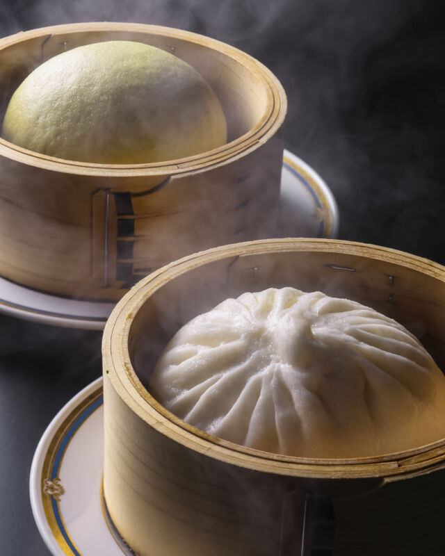.
中国料理「桃花林」
点心師が一つひとつ手作りする、豚まん・餡まん

The Okura Tokyoと同じレシピで仕上げた豚まんは
皮づくりから点心師が丁寧に心を込め、
国産豚と野菜の旨みを包み込んだ上品な味わいです。
皮に緑茶を使った餡まんの2種類をご用意しました。

【期間】2026年10月1日〜2027年3月31日まで
【場所】3階　中国料理「桃花林」
【料金】各￥700(サービス料込)
【ご予約】TEL.078-333-3526
※テイクアウト商品のみ
※冷凍商品
※事前にご予約いただくと蒸し上げてお渡しいたします。
30分程お時間を頂戴いたします。

#ホテルオークラ神戸
#豚まん
#餡まん
#中国料理