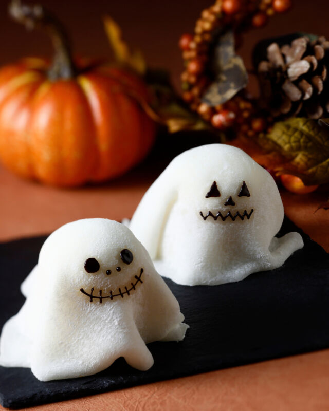 .
【Fantôme-ファントーム-】

かわいらしいおばけのハロウィン限定ケーキ。
しっとりとしたアーモンド生地と、
栗とマスカルポーネクリームをあわせたケーキを
包んで仕上げました。

【場所】カジュアルダイニング｢カメリア」
【期間】2026年10月31日(土)まで
【料金】￥850(税込)　※テイクアウト料金
【お問い合わせ】TEL.078-333-3522

#ホテルオークラ神戸
#ハロウィン
#ハロウィンケーキ
#神戸カフェ
#三宮カフェ